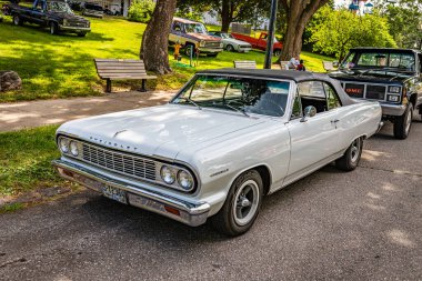 Des Moines, IA - 2 Temmuz 2022: 1964 Chevrolet Chevelle Üstü açılabilen bir arabanın yüksek perspektifli ön köşesi.