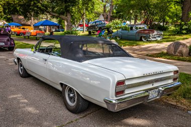 Des Moines, IA - 2 Temmuz 2022: 1964 Chevrolet Chevelle Üstü açılabilen bir arabanın yüksek perspektifli arka köşesi.