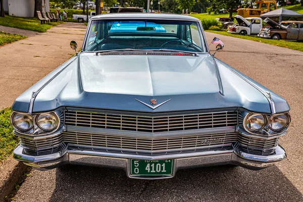 Des Moines July 2022 Передній Вигляд Cadillac Coupe Deville 1964 — стокове фото