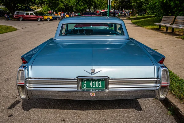 Des Moines July 2022 Πίσω Όψη Υψηλής Προοπτικής Μιας Cadillac — Φωτογραφία Αρχείου