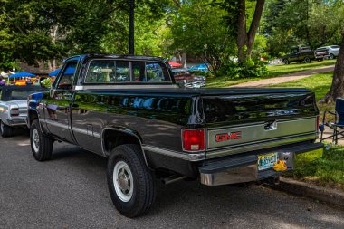 Des Moines, IA - 2 Temmuz 2022: 1984 GMC Sierra Classic 'in yerel bir araba fuarındaki yüksek perspektifli arka köşe görüntüsü.