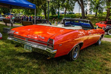 Des Moines, IA - 2 Temmuz 2022: 1969 Chevrolet Chevelle SS Üstü açılabilen bir arabanın yüksek perspektifli arka köşesi.