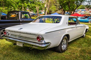 Des Moines, IA - 2 Temmuz 2022: 1963 Chrysler 300 2 Door Hardtop yerel bir araba fuarında yüksek perspektifli arka köşe görüntüsü.
