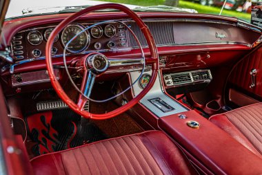 Des Moines, IA - 2 Temmuz 2022: 1963 Chrysler 300 2 Door Hardtop 'ın iç görünümü yerel bir araba fuarında.