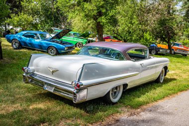 Des Moines, IA - 2 Temmuz 2022: Yerel bir araba fuarında 1957 model Cadillac Coupe de Ville 'in yüksek perspektifli arka köşe görüntüsü.