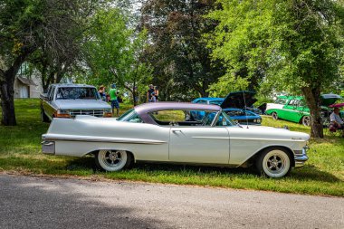 Des Moines, IA - 2 Temmuz 2022: Yerel bir araba fuarında 1957 Cadillac Coupe de Ville 'in yüksek perspektifli yan görüntüsü.