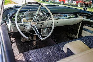 Des Moines, IA - 2 Temmuz 2022: Yerel bir araba fuarında 1957 model bir Cadillac Coupe de Ville 'in iç görünümü.