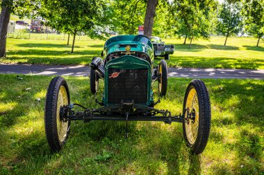Des Moines, IA - 02 Temmuz 2022: Yerel bir otomobil fuarında 1922 Ford Model Speedster 'ın yüksek perspektifli ön görüntüsü.