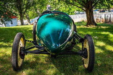 Des Moines, IA - 02 Temmuz 2022: Yerel bir otomobil fuarında 1922 model Ford Speedster 'ın yüksek perspektifli arka görüntüsü.