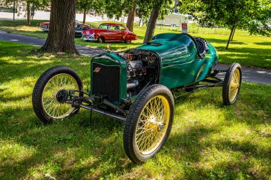 Des Moines, IA - 02 Temmuz 2022: Yerel bir otomobil fuarında 1922 model Ford Speedster 'ın yüksek perspektifli ön köşe görüntüsü.