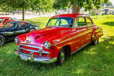 Des Moines, IA - 2 Temmuz 2022: 1950 model Chevrolet Styleline Deluxe 2 Kapılı Sedan 'ın yüksek perspektifli ön köşesi.