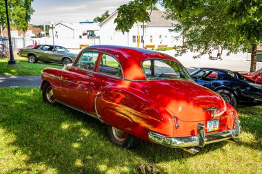 Des Moines, IA - 2 Temmuz 2022: 1950 model Chevrolet Styleline Deluxe 2 Kapılı Sedan 'ın yüksek perspektifli arka köşesi.