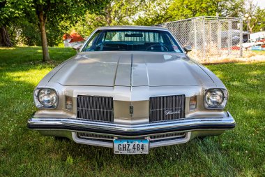 Des Moines, IA - 2 Temmuz 2022: 1974 Oldsmobile Cutlass Supreme Coupe 'ın yerel bir araba fuarında yüksek perspektifli ön görüntüsü.