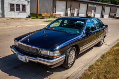 Des Moines, IA - 02 Temmuz 2022: 1992 model Buick Roadmaster Sedan 'ın yüksek perspektifli ön köşeli görüntüsü.