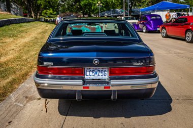 Des Moines, IA - 02 Temmuz 2022: 1992 model Buick Roadmaster Sedan 'ın yüksek perspektifli arka görüntüsü.