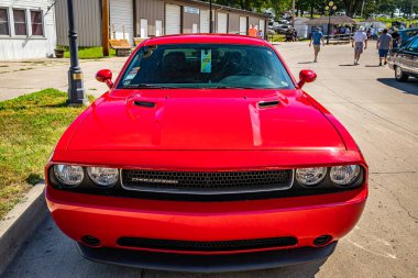 Des Moines, IA - 02 Temmuz 2022: Yerel bir araba fuarında 2009 Dodge Challenger Coupe 'nin yüksek perspektifli görüntüsü.
