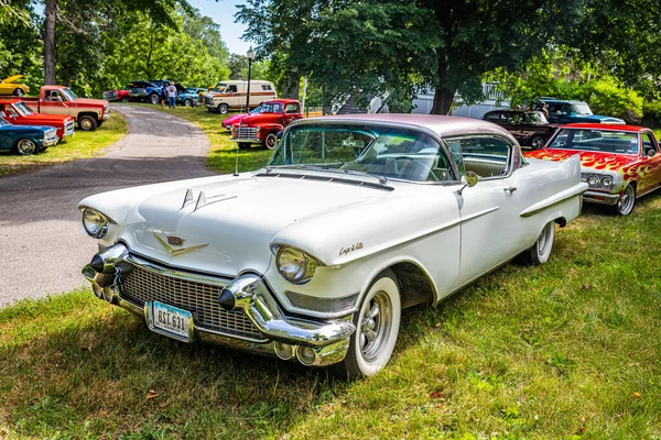 Des Moines Juli 2022 Högt Perspektiv Framför Hörnet 1957 Cadillac — Stockfoto