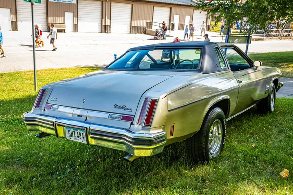 Des Moines Juli 2022 Högt Perspektiv Bakom Hörnet 1974 Oldsmobile — Stockfoto