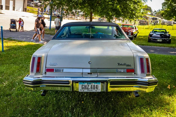 Des Moines July 2022 High View 뒷모습 1974 Oldsmobile Cutlass — 스톡 사진