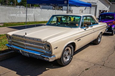 Des Moines, IA - 2 Temmuz 2022: 1965 Plymouth uydusunun ön köşe görüntüsü yerel bir araba fuarında..