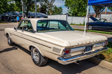 Des Moines, IA - 2 Temmuz 2022: 1965 Plymouth uydusu 2 Door Hardtop yerel bir araba fuarında yüksek perspektifli arka köşe görüntüsü.