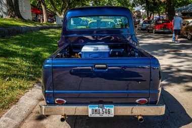 Des Moines, IA - 2 Temmuz 2022: Yerel bir araba fuarında 1953 model bir Ford F100 kamyonetin yüksek perspektifli arka görüntüsü.