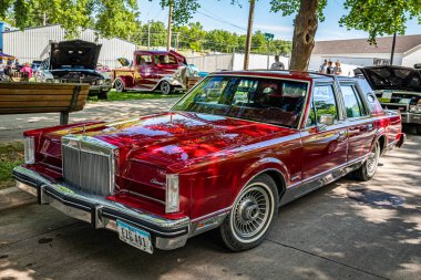 Des Moines, IA - 2 Temmuz 2022: 1983 Lincoln Continental Mark VI 4 Door Sedan otomobil fuarında yüksek perspektifli ön köşe görüntüsü.