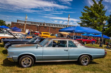 Des Moines, IA - 2 Temmuz 2022: 1965 Pontiac Tempest 2 Door Hardtop yerel bir araba fuarında.