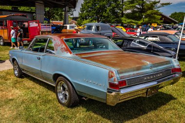 Des Moines, IA - 2 Temmuz 2022: 1965 Pontiac Tempest 2 Door Hardtop yerel bir araba fuarında yüksek perspektifli arka köşe görüntüsü.