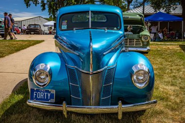 Des Moines, IA - 2 Temmuz 2022: 1940 model Ford Deluxe Coupe 'nin yerel bir araba fuarındaki yüksek perspektifli görüntüsü.