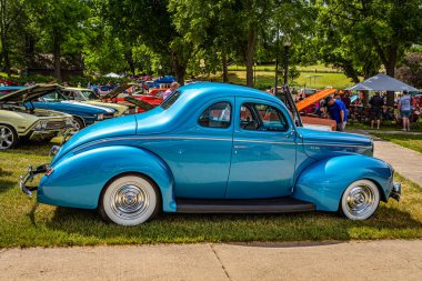Des Moines, IA - 2 Temmuz 2022: 1940 Ford Deluxe Coupe 'nin yerel bir araba fuarındaki yüksek perspektifli yan görüntüsü.