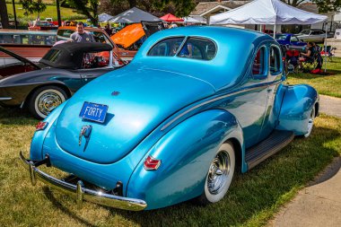 Des Moines, IA - 2 Temmuz 2022: 1940 Ford Deluxe Coupe 'nin yerel bir araba fuarında yüksek perspektifli arka köşe görüntüsü.