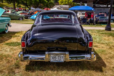 Des Moines, IA - 2 Temmuz 2022: 1951 Chrysler New Yorker 2 Door Hardtop yerel bir araba fuarında.