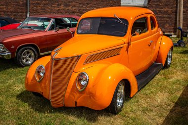 Des Moines, IA - 2 Temmuz 2022: 1937 Ford 5 Window Coupe 'un yerel bir araba fuarında yüksek perspektifli ön köşe görüntüsü.