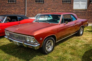 Des Moines, IA - 2 Temmuz 2022: 1966 Chevrolet Chevelle Malibu Coupe 'nin yüksek perspektifli ön köşe görüntüsü yerel bir araba fuarında.