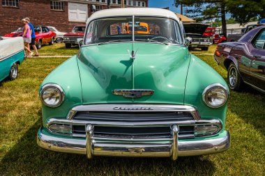 Des Moines, IA - 2 Temmuz 2022: 1952 Chevrolet Styleline Deluxe 2 Door Sedan 'ın yüksek perspektifli manzarası.