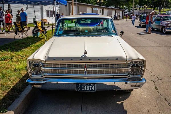 Des Moines July 2022 High View 1965 Plymouth Satellite Door — 스톡 사진