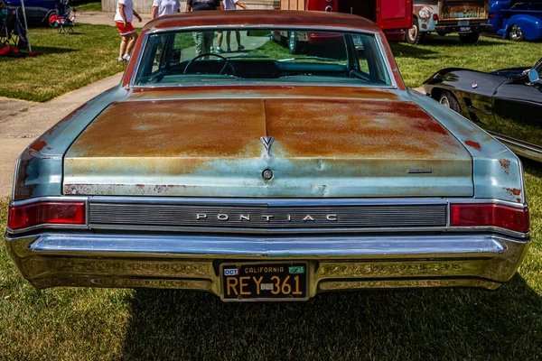 Des Moines July 2022 High Perspective Back View 1965 Pontiac — 스톡 사진