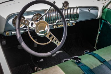 Des Moines, IA - 2 Temmuz 2022: 1952 Chevrolet Styleline Deluxe 2 Kapılı Sedan 'ın iç görünümü yerel bir otomobil fuarında.