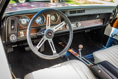 Des Moines, IA - 2 Temmuz 2022: Yerel bir araba fuarında 1972 model Oldsmobile Cutlass Supreme Hardtop Coupe 'ın detaylı iç görünümü.