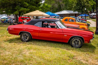 Des Moines, IA - 2 Temmuz 2022: 1970 Chevrolet Chevelle SS Üstü açılabilir bir otomobil fuarının yüksek perspektifli yan görüntüsü.