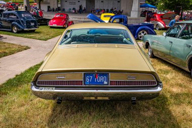 Des Moines, IA - 2 Temmuz 2022: Yerel bir araba fuarında 1967 model bir Toronado Deluxe Coupe 'nin yüksek perspektifli arka görüntüsü.