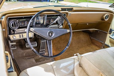 Des Moines, IA - 2 Temmuz 2022: Yerel bir araba fuarında 1967 model bir Oldsmobile Toronado Deluxe Coupe 'nin yüksek perspektifli iç görünümü.
