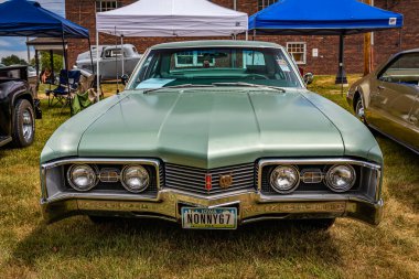 Des Moines, IA - 2 Temmuz 2022: 1967 Oldsmobile Delta 88 Hardtop Sedan 'ın yüksek perspektifli ön görüntüsü.