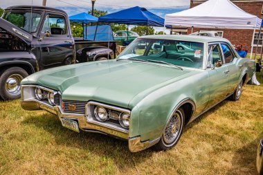 Des Moines, IA - 2 Temmuz 2022: Yerel bir araba fuarında 1967 model bir Oldsmobile Delta 88 Hardtop Sedan 'ın yüksek perspektifli köşe görüntüsü.