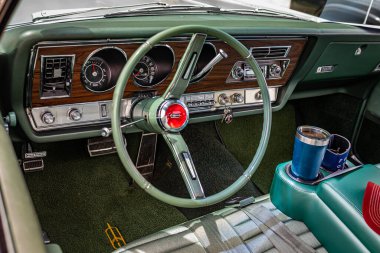 Des Moines, IA - 2 Temmuz 2022: Yerel bir otomobil fuarında 1967 model bir Oldsmobile Delta 88 Hardtop Sedan 'ın yüksek perspektifli iç görünümü.