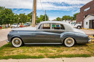 Des Moines, IA - 2 Temmuz 2022: 1960 model bir Rolls Royce Silver Cloud II Sedan 'ın yüksek perspektifli yan görüntüsü.