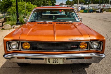 Des Moines, IA - 2 Temmuz 2022: Yerel bir araba fuarında 1969 AMC Rambler SST İstasyon Vagonunun yüksek perspektifli ön görüntüsü.