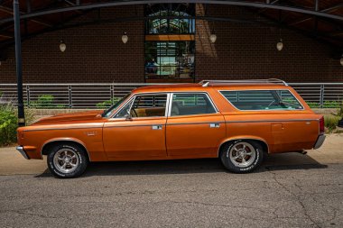 Des Moines, IA - 2 Temmuz 2022: 1969 AMC Rambler SST İstasyon Wagon 'unun yüksek perspektifli yan görüntüsü.