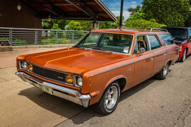 Des Moines, IA - 2 Temmuz 2022: 1969 AMC Rambler SST İstasyon Wagon 'unun yüksek perspektifli ön köşe görüntüsü.